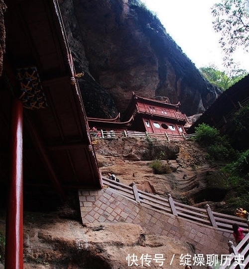 甘露岩寺有根“谜”一样柱子，为何到这里的游客，都要与它抱一抱