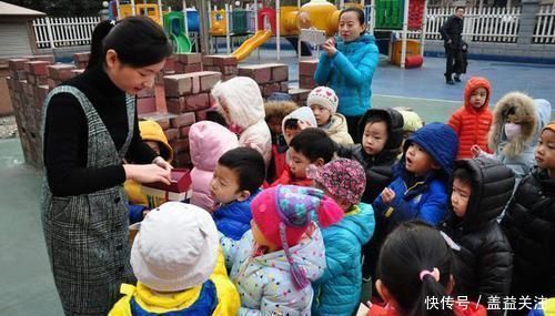 家长群|孩子放学后，反复唱一首歌，宝妈听清歌词后，在家长群指责老师