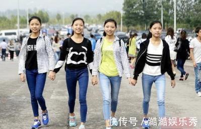 女子|女子25年前生下四胞胎女儿,邻居笑她没用,如今大家都羡慕不已