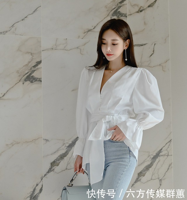 孙允珠|孙允珠时尚穿搭白纯色上衣,显得貌美肤白