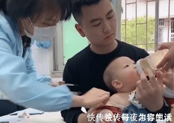 打针|“最惨宝宝”打预防针火了,一个哭得稀里哗啦,一个笑得合不拢嘴