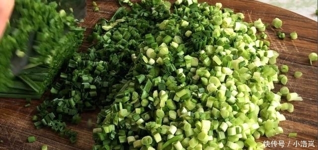 包韭菜饺子时,直接拌馅是大错特错多加1步,韭菜翠绿、不出水