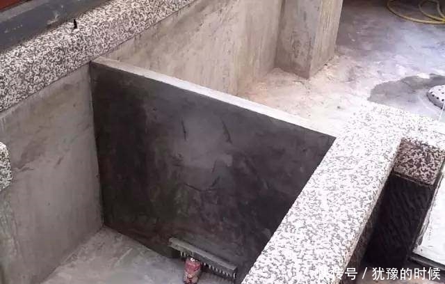 鱼缸和池还可以这样结合?只能说很有想法,有钱我也搞一个!