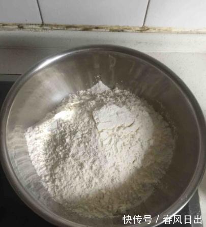 发面时,别只会加酵母!再加这2样,10分钟发满盆,馒头暄软蓬松
