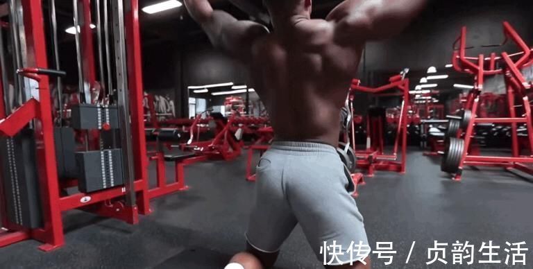 体态|男生健身先练胸肌，不显强壮反倒影响了体态你应该先练这个部位