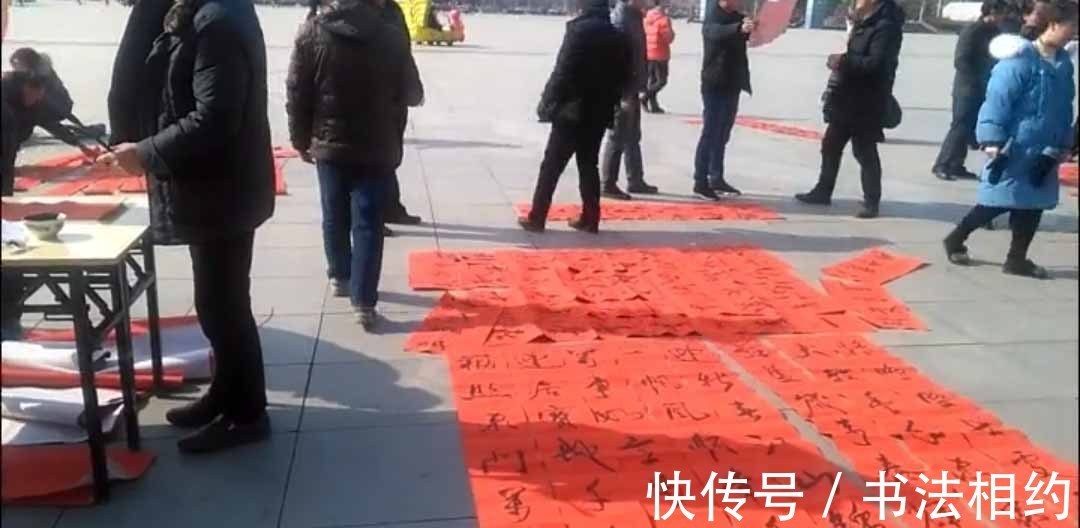 研究生#年味甚浓!书法女研究生街头写春联,遒劲有力,笔笔是功夫!