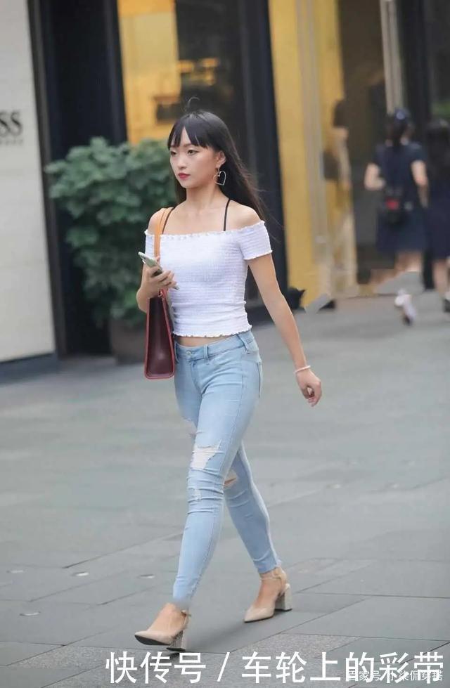 时髦|40岁女士别穿太“俗”,偶尔体验一下破洞裤,也会让人刮目相看!