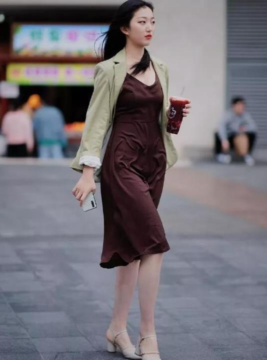 高跟鞋|长发披肩的小姐姐,身穿时髦连衣裙,尽显时尚魅力女人味