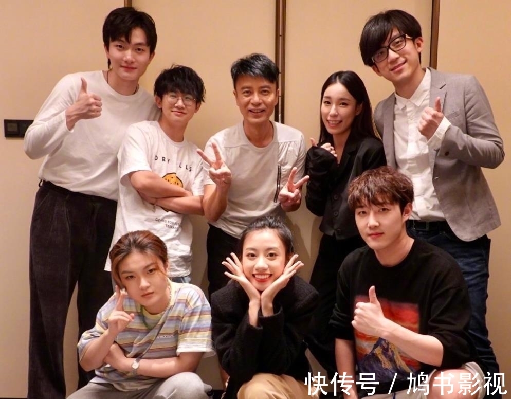 好声音结束后，李克勤晒与陈慧娴、周慧敏合影，不忘介绍伍珂玥