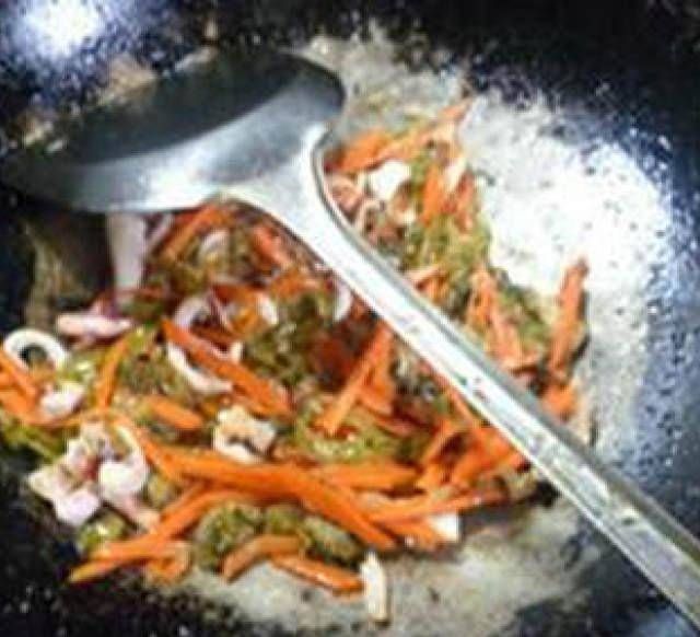 炒胡萝卜简单可口，都是在餐馆里做的，一眼就好吃了