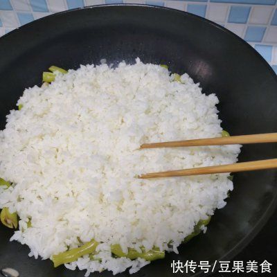 川妹子|方便简单家常菜四季豆焖饭,让你吃了还想吃