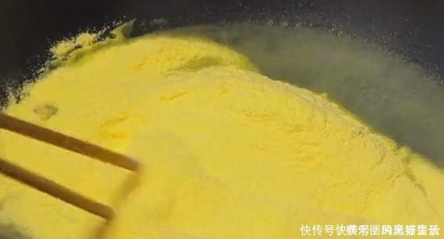 玉米面倒开水锅里,瞬间变成美味,一次就成功,老人孩子都爱吃