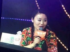 天差地别的王小丫和草帽姐一个低调无冕之王,一个浮夸遭人唾弃