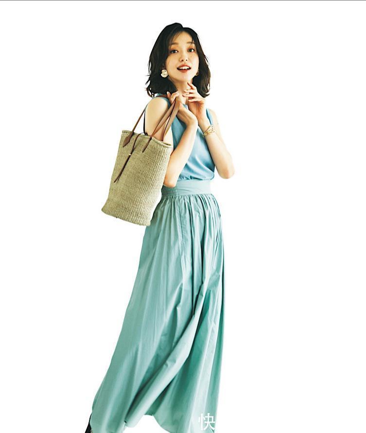 女性|天热怎么穿凉爽时尚又减龄?选择裙子准没错,40+的女性可以参考