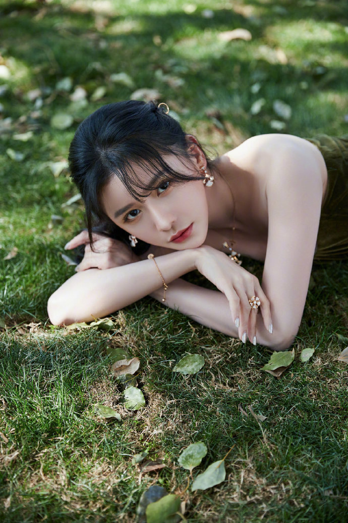 蔡卓宜一袭丝绒抹胸裙,性感又优雅,如同从森林中逃出的高贵公主