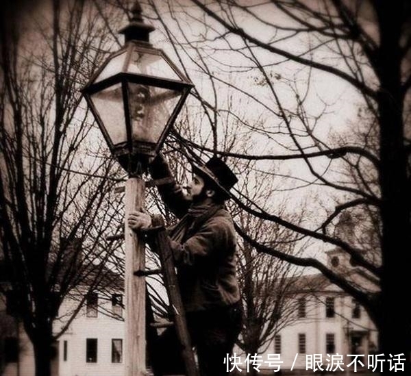 路灯|5种以前很重要但现已消失的职业,个个奇葩,第二种只有小孩能做