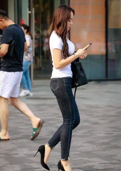 修饰|街拍小姐姐脚上穿搭上一双黑色的高跟鞋,浅口的设计好穿易搭