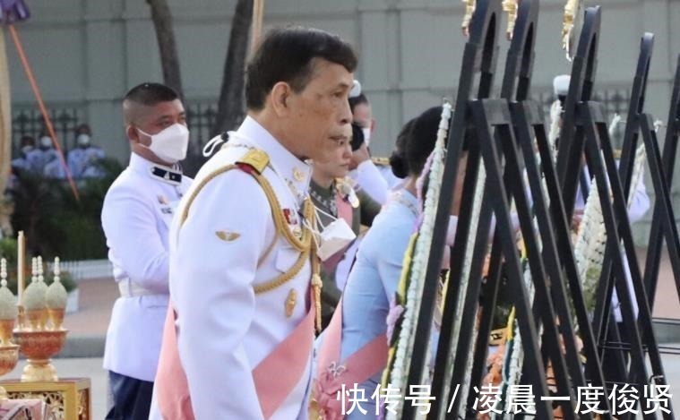 王后&苏提达摆出王后架子,坐着接受诗妮娜叩拜,成功拿捏住“拽妃”