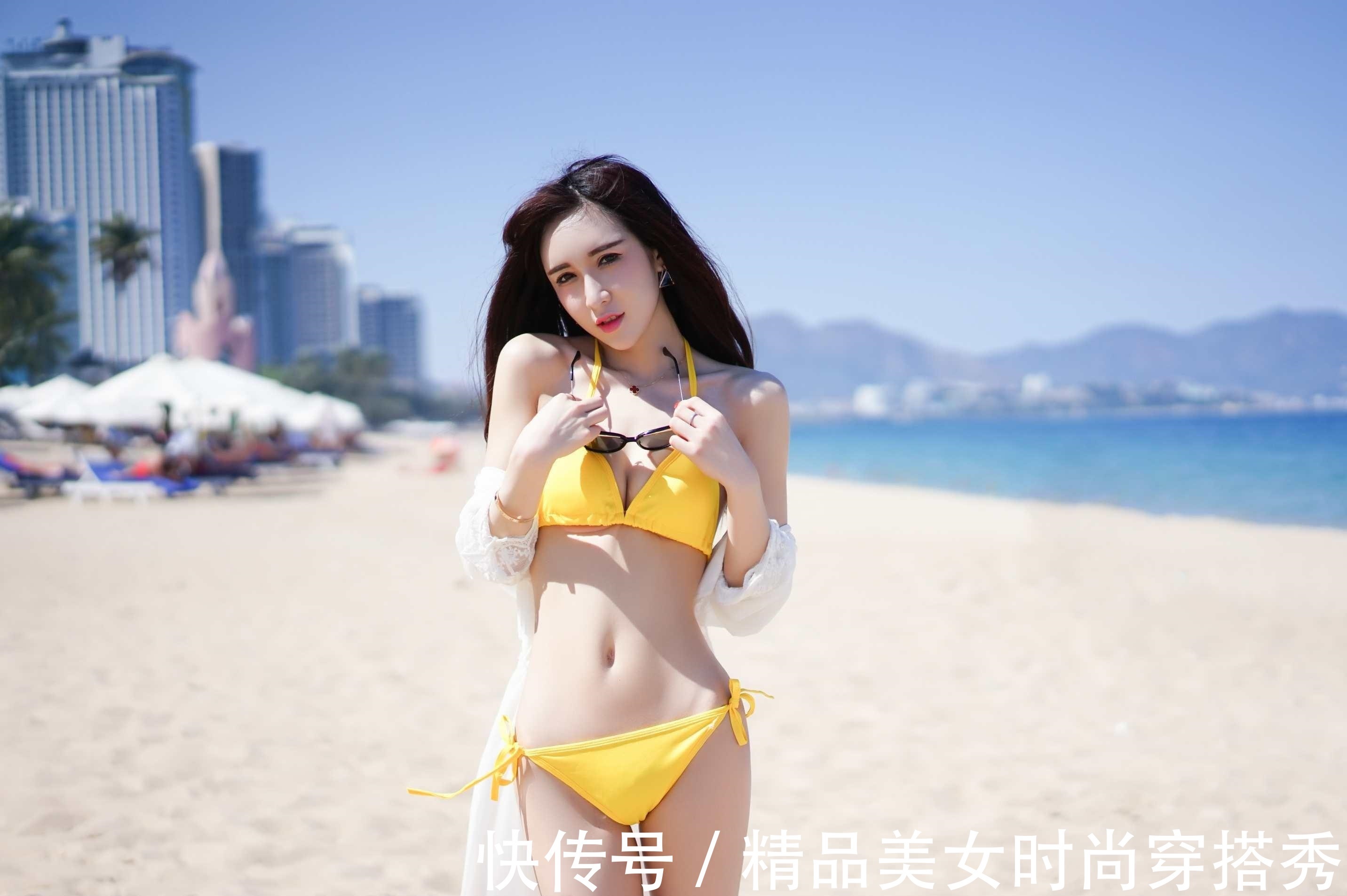 透视长衫 黄色的比基尼穿在身上吸睛时尚,外搭一件白色透视长衫,性感迷人