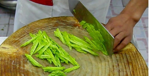 分享|苦瓜炒鸡蛋怎样炒苦瓜不苦,鸡蛋滑嫩?厨师长分享技巧,家常实用