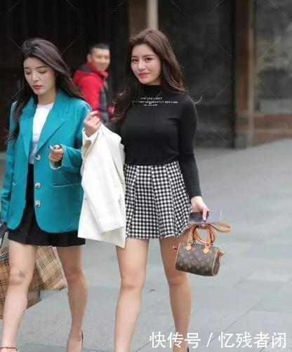 绿丝绸衬衫,墨绿喇叭裙,轻松自由,高跟鞋更有气质