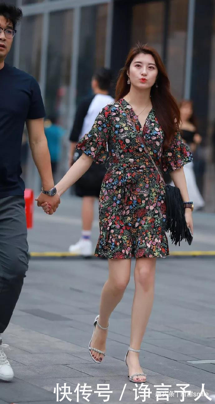 小姐姐脚上一双尖头的白色高跟鞋让她显高显瘦，又充满着魅力