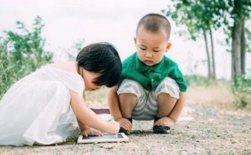 假带娃|有一种拖累叫“老人假带娃”,看起来很辛苦其实全凭嘴,太坑娃