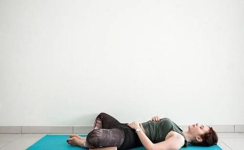 膝盖|练瑜伽，为什么建议女性多练开髋体式