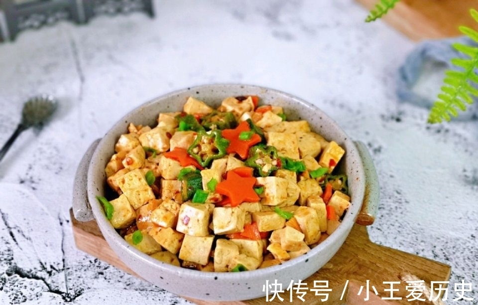 豆腐|豆腐这样吃,鲜嫩可口还下饭,不到2块钱,就能做一大盘