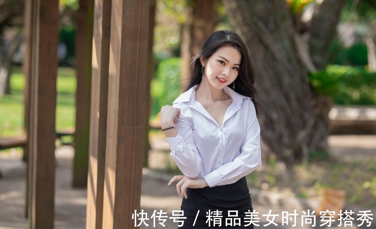 干练|经典的白色衬衫,搭配黑色的包臀短裙,干练又优雅