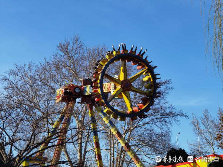 来赏春啦！济南大明湖春鸭戏水湖中泛舟美景尽收眼底哦|情报站| 来赏春啦！济南大明湖春鸭戏水湖中泛舟美景尽收眼底哦\＂,\＂i16\＂:\＂情报站