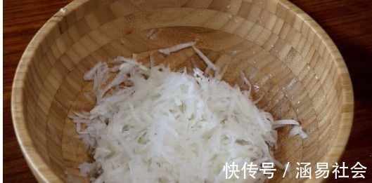 花椒粒|一碗面粉，2个萝卜，教你做好吃的萝卜丝饼，爱吃萝卜的快收藏