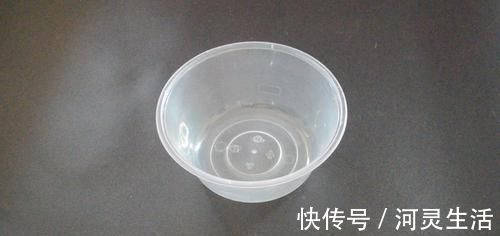 塑料打包盒不要扔, 放在卫生间里有大用处, 能帮家里省下不少钱