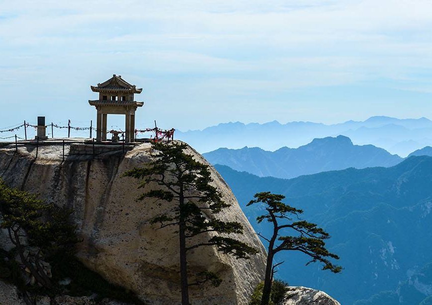 中国最“危险”的山，垂直90度必须借助绳索，一旦开爬绝不能反悔