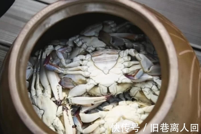 螃蟹|大妈将50只螃蟹放在坛子中,加入2瓶酱油,半年后取出乐开了花