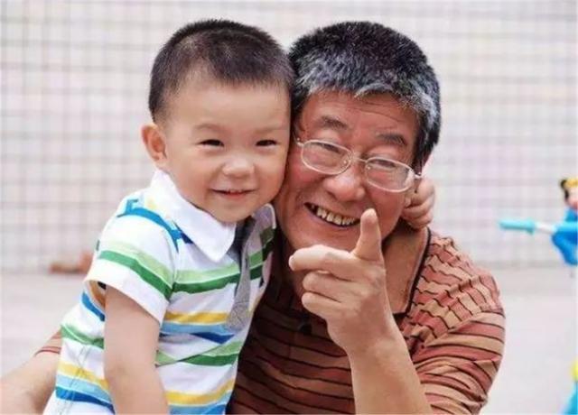 家庭|有老人帮带娃和没老人帮带娃的家庭,这3大差距很明显,你别不信