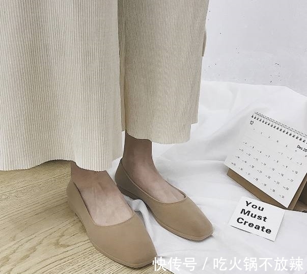 冰淇淋|趣味测试:4双平底鞋,第一感觉选择一双,测测你拥有哪种女人味