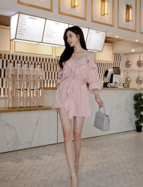  迷人|美女穿搭：粉色吊带裙，温柔迷人，肤色若隐若现