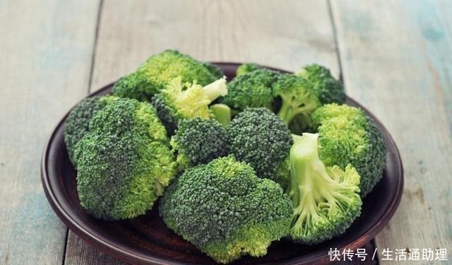 维他命c|炒西兰花时，有人先焯水，有人直接炒，都不对，大厨教你正确做法