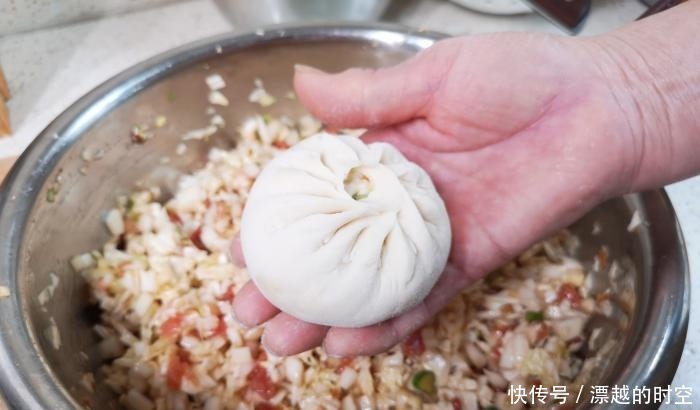 宅家21天,媳妇天天只给吃白菜,老公发朋友圈诉苦,朋友知足吧