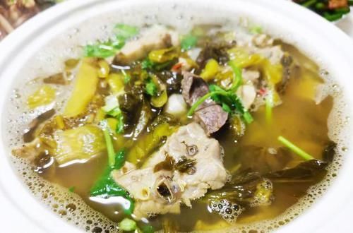 去朋友家吃饭，他媳妇随意做了8道菜，走时心想：下次不能再来了