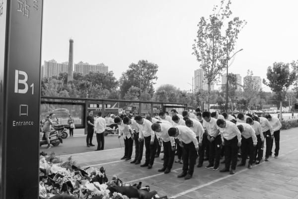 地铁5号线|郑州以沉痛之心面对逝者，致以深深的哀悼