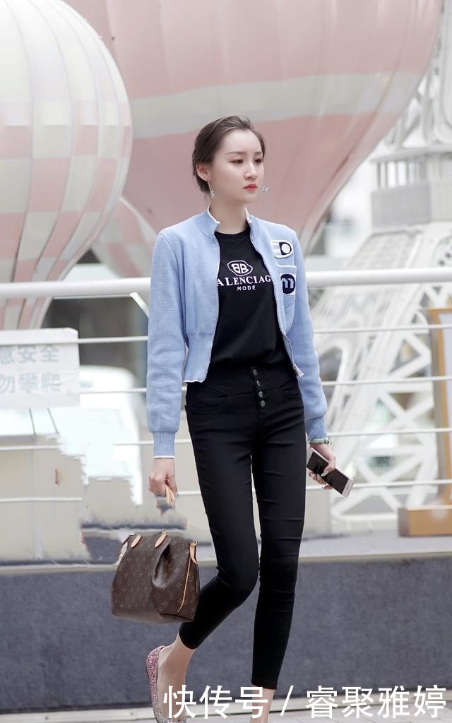 简约|时尚穿搭:蓝色短裤外套,搭配紧身裤+平底鞋,简约大方又时髦