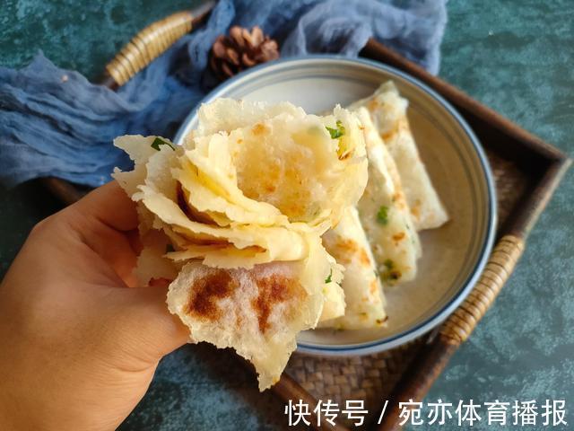 凉水|烙饼想要柔软好吃有层次，和面用开水还是凉水？其实都不正确