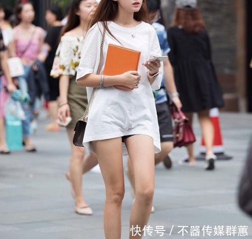 大喇叭牛仔裤,搭配一字肩上衣,修身显瘦,增添几分慵懒风情