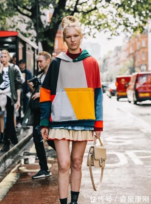 随性|卫衣+半裙=早秋最火混搭套路,时髦又有女人味