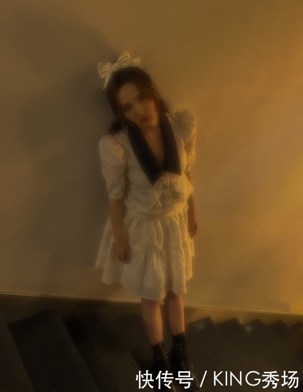修饰|27岁勒梦佳,穿白色连衣裙配马丁靴,不愧是当红主持小花