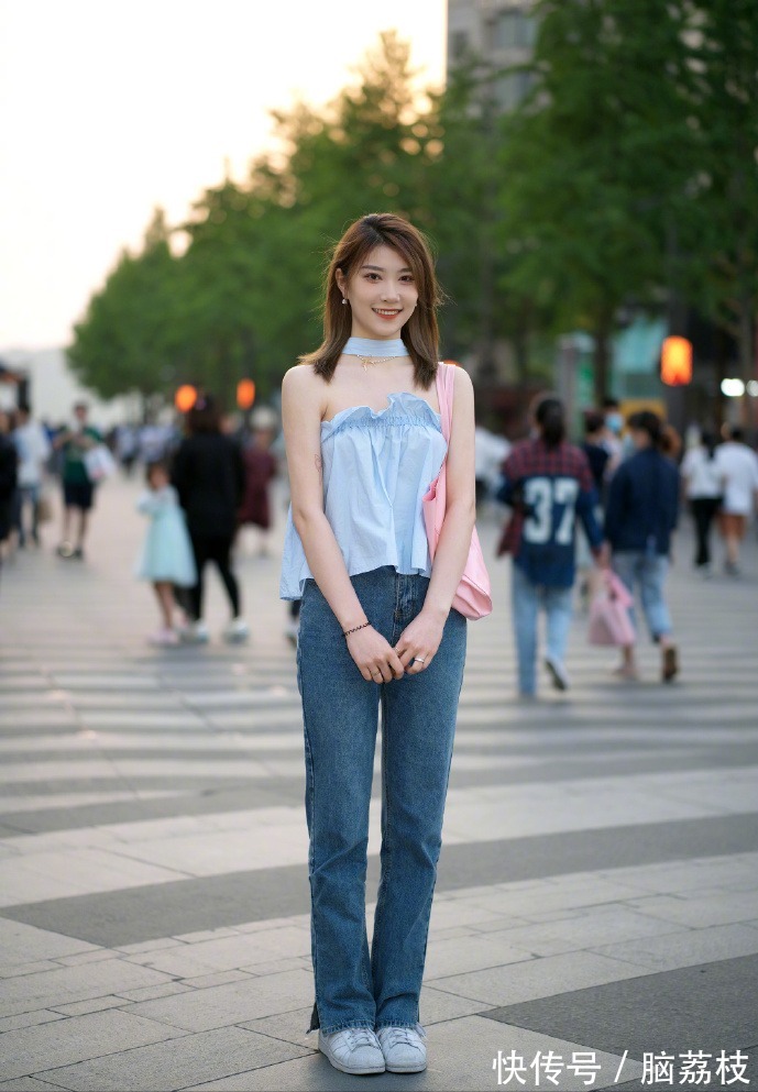 夏天|皮肤黑黄的女人,建议穿这4种“显白色”服饰,减龄又显气色