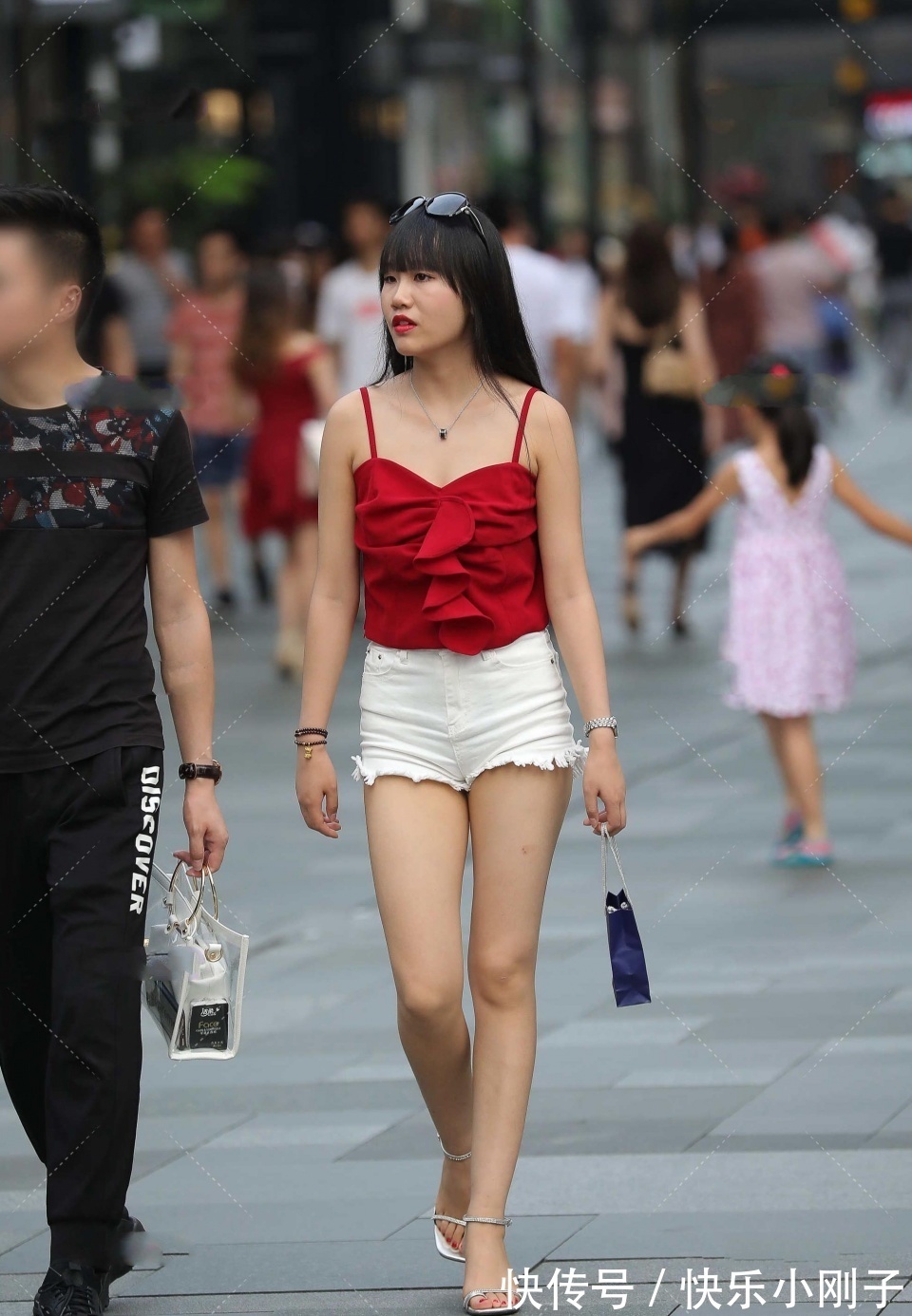 女人味|优雅的气质美女,散发迷人女人味,好想带她去老君山吃泡面