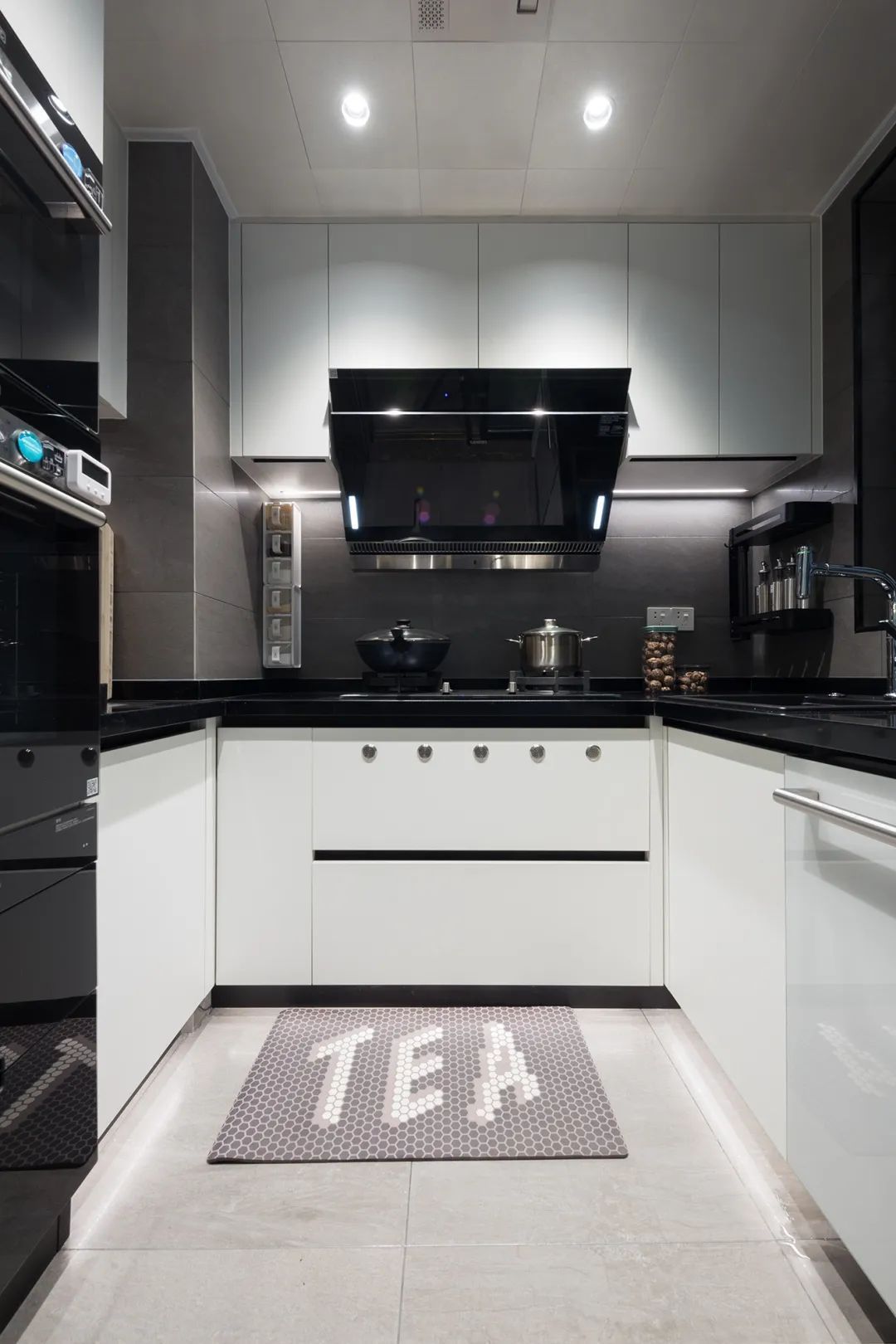 布置|125㎡现代黑白灰+木质感,简雅舒适无主灯,品质生活好自然